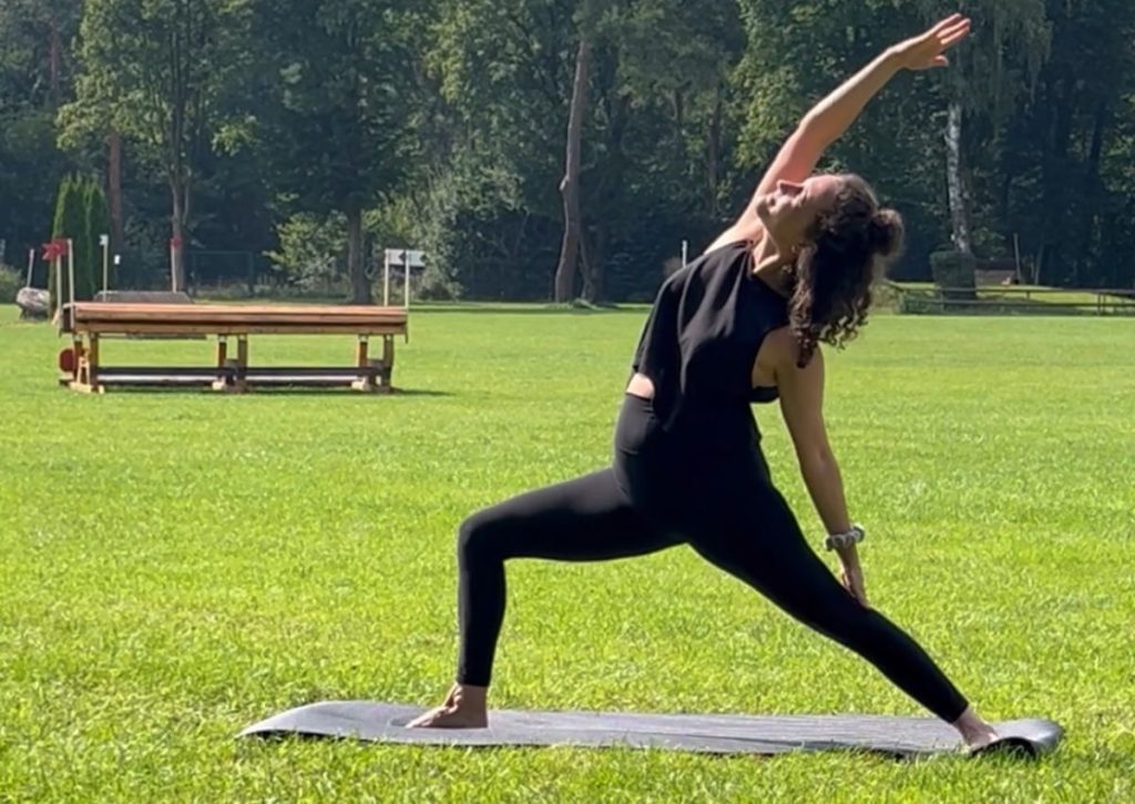 Drinnen, draußen, sogar direkt auf dem Geländeplatz – Yoga lässt sich überall in den Alltag integrieren.