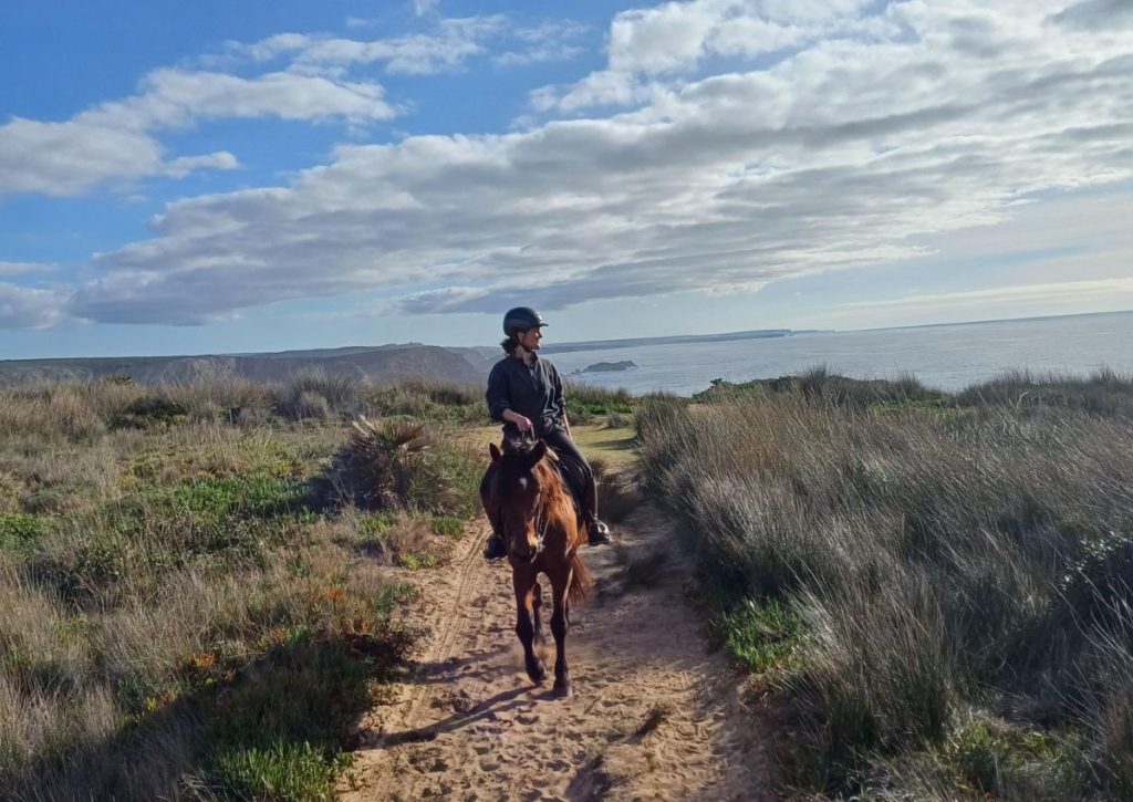 Wenn Reiter und Pferd in Balance sind, können beide die Reitzeit entspannt genießen. Yogalehrerin Theresa Bontrup reitet auch privat – besonders gerne, wie hier, am Meer in Portugal.
